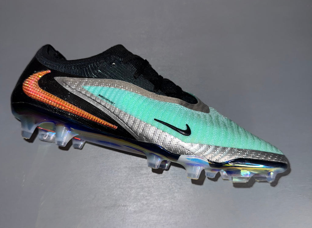 Nike phantom elite (storage marks but new)